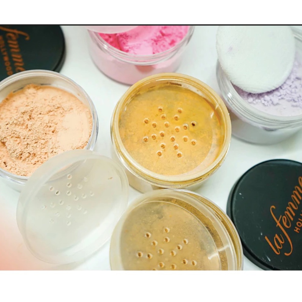New La Femme Professional The Velvet Touch face loose powder pick 1 shade Sealed